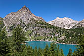 Dalla sponda Est del Lago Devero si ha piena visione della val Deserta e delle cime circostanti (pizzo Fizzo, punta di Valdeserta e Albrunhorn). 